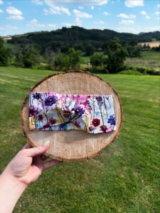 Podzim buď miluješ, nebo ho prostě jen trpíš 😄Ale proč si ty šedé dny trochu nerozzářit? Čelenka s akvarelovým kvítím...