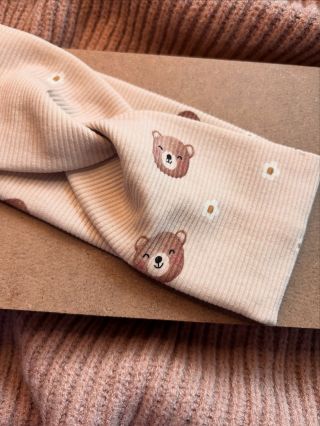 Ideální čas nasadit čelenku i své ratolesti. Medvídková, měkoučká a připravená na podzimní dobrodružství 🍂 Zahřeje, nepadá...