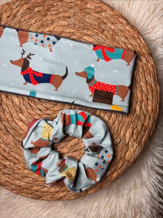 Milujete jezevčíky? Tahle vánoční dárková krabička je přesně pro vás! 🐾✨ Uvnitř najdete hřejivou Flísku a ladící gumičku s...